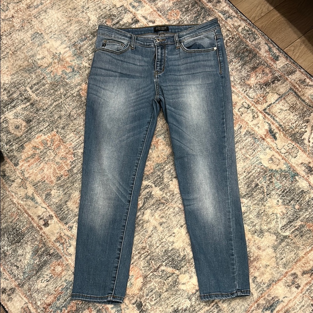 Judy Blue Skinny Jeans Blue Subtle Fading. Great condition. Size 15/32